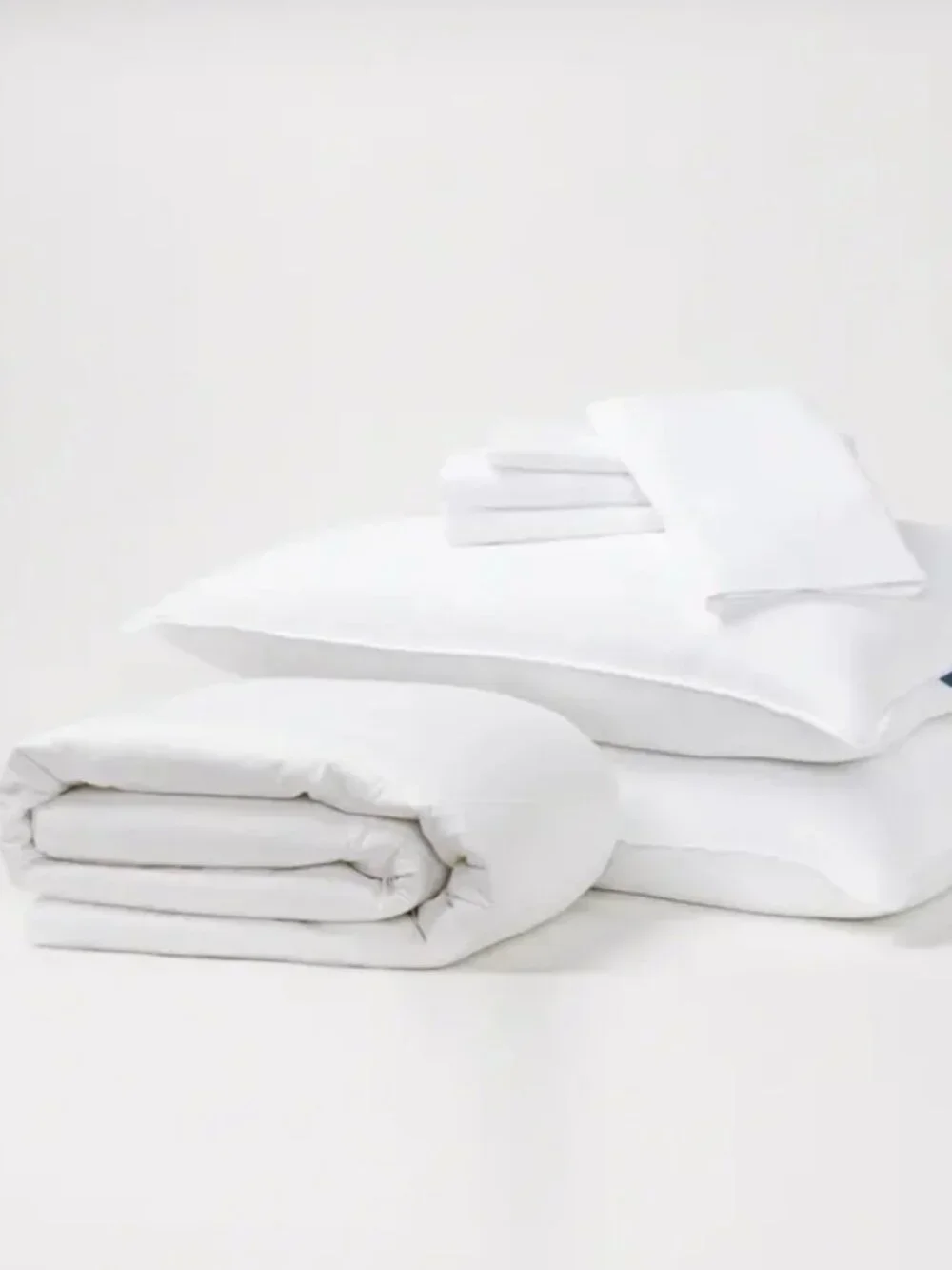 NWT Serta Classic Bedding Bundle: Sheets, Pillows, Mattress Protector (Full)